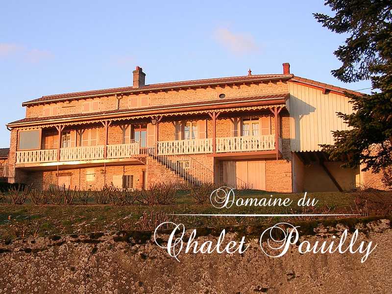 Siege de l'exploitation depuis au moins 100 ans le Chalet Pouilly (La maison sur la photo) donna son nom au Domaine